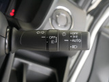 【オートライト】車外の明るさに応じて、自動的にライトの点灯・消灯をしてくれます。トンネルが続くような道でも、スイッチを操作する必要がありません。消し忘れの心配もありません。