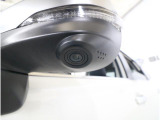 助手席側で見えにくい左前方の映像を、車内のマルチファンクションディスプレイに映し出します。前方への駐車や左寄せ、狭い道でのすれ違いなど、さまざまなシーンで安心して運転できる便利な機能です。