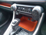 こまめな温度管理のできるオートエアコンがついたお車です