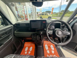 エンジンプッシュスタート式。ブレーキを踏んで押すとエンジンがかかります。キーを差し込まなくてよいので便利です。