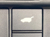 【ハンズフリーパワーバックドア】リアバンパー下部に足先を出し入れするだけでバックドアが自動で開閉♪両手が荷物でふさがっている時でもラクラク開閉操作が行えます!