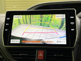 【バックカメラ】駐車時に後方がリアルタイム映像で確認できます。大型商業施設や立体駐車場での駐車時や、夜間のバック時に大活躍!運転スキルに関わらず、今や必須となった装備のひとつです!