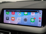 【アップルカープレイ】iPhoneがBMW車両とワイヤレスで接続されます。Apple CarPlayでは、オーディオストリーミングやメッセージングアプリがディスプレイに表示されます。