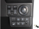 ボタンでエンジン始動が可能な、プッシュスタート機能搭載!もしもの時の、盗難警報装置イモビライザーも同時に装備されております! キーレスのボタン、もしくは、ドアハンドルのスイッチセンサーで開閉可能です!