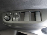 パワーウィンドウスイッチで運転席から全席の窓の開閉ができます。