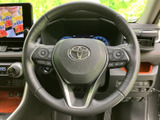握りやすく操作性の高いステアリング。運転中の操作をスムーズにし、快適なドライビング体験を実現します。