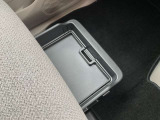 助手席シート下に収納スペースがあります。