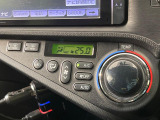 【オートエアコン】一度お好みの温度に設定すれば、車内の温度を検知し風量や温度を自動で調整。暑い&hellip;寒い&hellip;と何度もスイッチ操作をする必要はありません。快適な車内空間には必須の機能ですね♪