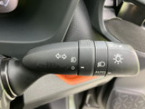 操作しやすい位置に配置されたウインカーレバー。スムーズな操作で、安全な車線変更をサポートします。
