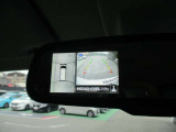 自車を真上から見下ろすように映し出すので周囲の状況が分かるアラウンドビューモニター搭載。フロントカメラとしても使用できます。車庫入れなど苦手な人の頼りになる助っ人です。