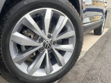 ●純正アルミホイール:輸入車ならではの卓越した走りを支えるホイールと足回りです!日本車の走りに慣れている方にもぜひ体感して頂きたいほど、高いレベルでまとまっています!