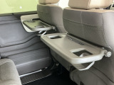 前席背面には格納式のテーブルも装備。食事やスマホ・タブレットでの動画視聴など様々な用途で活躍します。サイドにはちょっとした荷物がかけれる便利なコンビニフック付きです。