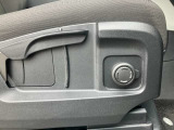 【8ウェイセミ電動フロントシート】フロントシートはセミ電動。リクライニング操作は電動で体に負担のない適度な位置への調節が可能です。