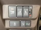 両側電動スライドドアは運転席から操作ができるよう、操作スイッチが付いています。Hondaセンシング用のVSA(ABS+TCS+横滑り抑制)解除とレーンキープアシストシステムなどのスイッチがあります。