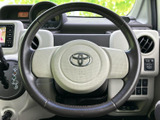 握りやすいステアリングで、快適な運転操作をサポートします。操作性も良く、スムーズなハンドリングを実現します。