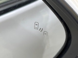 【ブラインドスポットモニター】走行中、ドアミラーの死角になりやすい箇所に後続車が接近するとサイドミラーのレンズに警告を表示!ドライバーに注意喚起をしてくれます。