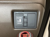 左側電動スライドドアは運転席からでも操作ができるように、ハンドル付近に開閉の操作スイッチが付いています。