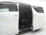 【両側パワースライドドア】両側パワースライドドア付きだから、狭い駐車スペースなどでの 乗り降りラクラク!小さなお子さまのいるご家庭には嬉しい装備。