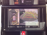 車両周囲を映す全方位モニターが、駐車や切り返しをしっかりサポート。運転に自信がない方にも心強い装備です。