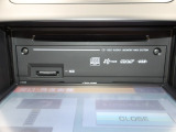 CD/DVDプレイヤーはセンターディスプレイの裏にございます。(オーディオ類は保証対象外となります。)