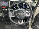 握りやすいステアリングは、運転操作をスムーズに。快適なドライビング体験を提供します。手に馴染むデザインも魅力です。