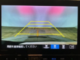 【バックカメラ】運転が苦手な方も車庫入れラクラクです!ギアをリバースに入れれば自動的に切り換わりますので、面倒な操作は不要です♪狭い駐車場もお車を傷つけず安心ですね!