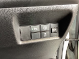 横滑りを防止するVSA等のスイッチは運転席の右側、手の届きやすい位置にあります。