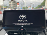 洗練されたインターフェースが特徴で、高精細な画面が運転をサポートします。快適なドライブを支える機能が充実しています。