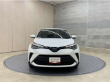 お車購入のポイントとなるフロントマスクです!シャープな目つきが印象的なデザインのヘッドランプです。