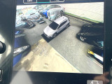 【マルチテレインモニター】車のフロントやサイドのカメラ画像を同時にモニター表示することで、悪路や狭い道を走行時でも周囲の状況確認ができ安心!本格SUVにうれしい装備です♪