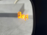 【ブラインドスポットモニター】走行中、ドアミラーの死角になりやすい箇所に後続車が接近するとサイドミラーのレンズに警告を表示!ドライバーに注意喚起をしてくれます。
