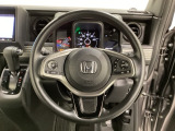 ハンドルにHondaセンシング系のクルーズコントロールやレーンキープアシストなどのスイッチと、オーディオの操作スイッチが装備されています。ハンドルから手を離さず安全に操作できます。