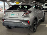 印象的なフォルムがまず視線を惹きつけますが、そこに安全性を高めたバックランプの造形が加わることで、デザインとしての完成度がさらに際立っています。後続車へのアピール力も十分です。