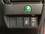 VSA装備車です。VSAはドライバーの操作と車の動きを見守っています。もし車の挙動が乱れたとき、4輪別々にブレーキをかけたり、エンジンパワーをしぼることによって車を安定させます。