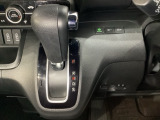 CVT車のセレクトレバーです。低速から高速まで、変速ショックのないスムーズな走りを実現するとともに、エンジン効率のよい領域を維持することで燃費にも貢献します。