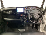 車内は光触媒抗菌消臭施工済です。インパネ周りはスタイリッシュなデザインで機能や装備も充実しています。グローブボックスやカップホルダーのほかにトレーなどたくさんの収納スペースが付いています。