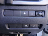 『エマージェンシーブレーキ』前方の車両や歩行者との衝突を回避したり、衝突による被害を低減させるシステムです。ドライバーが減速できなっかた場合、緊急ブレーキを作動させて減速、衝突を回避します。