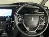 【ハンドル】運転にかかわる様々な操作を安全に行えるように視点移動が少なく操作性に配慮されたスイッチ類が凝縮されたコックピットです。