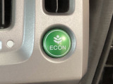ECON モードをON にするとアクセルペダルの動きに対するエンジンの反応とエアコンの制御を切り換えることで、燃費のいい運転をするドライバーがペダルを踏んだ時と同じようにエンジンを制御します。