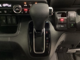 CVT車のセレクトレバーです。低速から高速まで、変速ショックのないスムーズな走りと、エンジン効率のよい領域を維持して燃費にも貢献します。サイドブレーキはスイッチ操作の電子制御パーキングブレーキです。