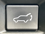 【パワーバックドア】スマートキーや運転席のボタンを押すだけでリアゲートが自動で開閉します!荷物を持っている時や、高い位置にあるバックドアを閉める際に便利な機能です♪