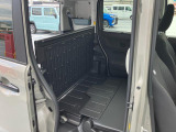 マルチボードを前後に分割することで荷物が整理しやすい荷室に。ペットとの旅で安全に載せるスペースも生まれます
