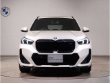 【BMWの伝統-1】BMWの特徴的な&ldquo;キドニーグリル&rdquo;は、80年以上続く伝統の形でございます。変わらないこだわりのデザインが、プレミアムブランド&ldquo;BMW&rdquo;を創り出します。