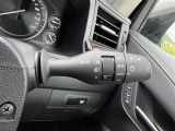 【オートライト(AUTO)】外の明るさをシステムが感知して、自動でヘッドライトが点灯します。ヘッドライトをつけ忘れを防ぐ便利機能です。
