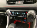 デュアルエアコンとは、運転席と助手席で、個別に温度設定ができる機能です。気温の感じ方は、人それぞれ違うもの。乗る人に優しい機能ですね。