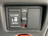 左側に電動スライドドアを装備。ワンタッチで開閉できるため、荷物の積み降ろしやお子さまの乗り降りがスムーズです。