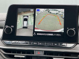 大画面ナビゲーションでクルマを上空から見下ろしているかのように、状況を把握できます。4つのビュー「トップ・フロント・サイド・バックビュー」を切り替えることで狭い場所でも周囲が映像で確認できます。
