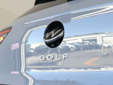 バックカメラ始動時にはVWのエンブレムが動いてカメラがボディの中心位置で映し出します。