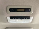 広い車内ですのでリアシート側にもエアコンが付いてますので快適に過ごせますよ。