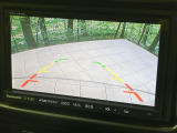 【バックカメラ】駐車時に後方がリアルタイム映像で確認できます。大型商業施設や立体駐車場での駐車時や、夜間のバック時に大活躍!運転スキルに関わらず、今や必須となった装備のひとつです!